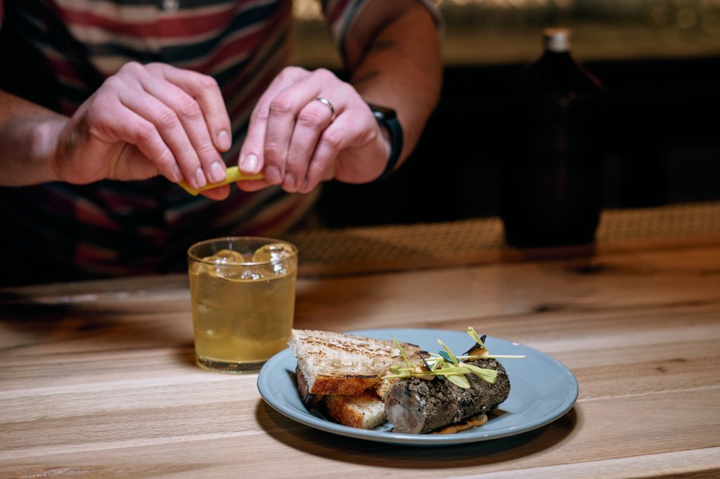 Cocktail pregătit la bar și preparat servit la NAZ