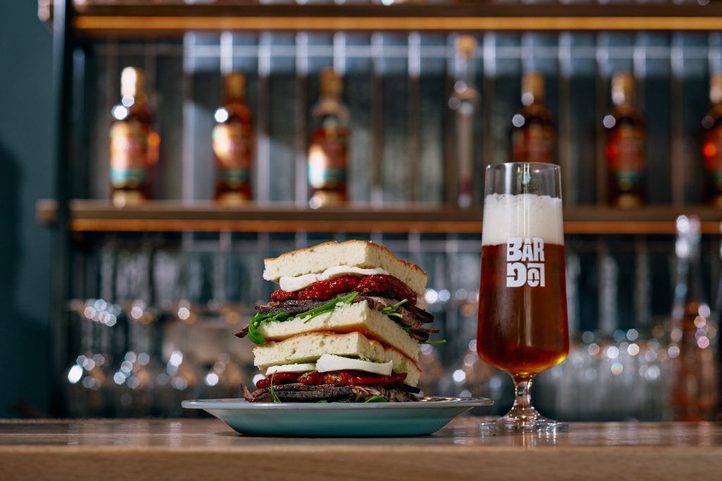 Sandwich și bere la barul NAZ Restaurant